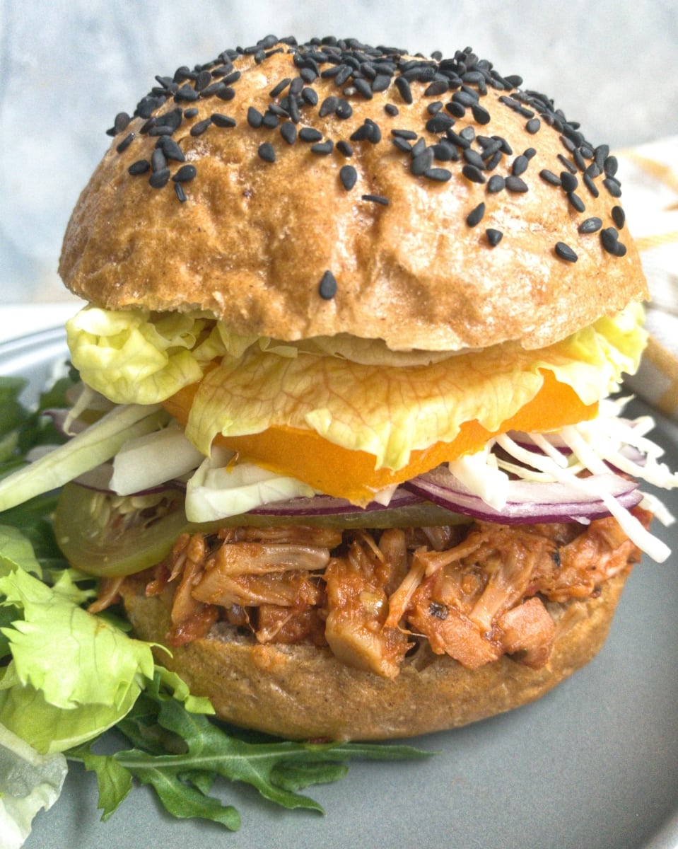wegański burger z szarpaną wieprzowiną
