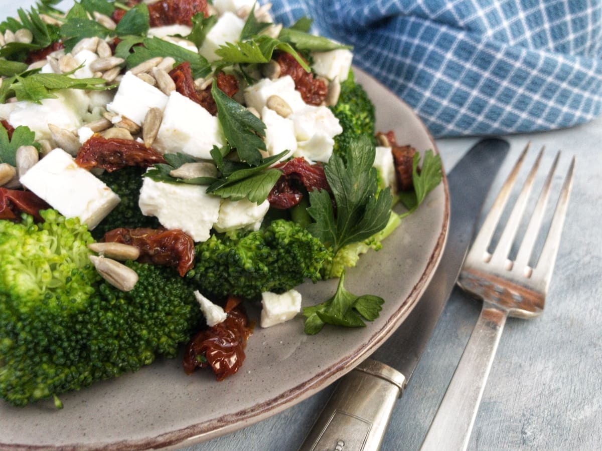 sałatka z brokułów i fety