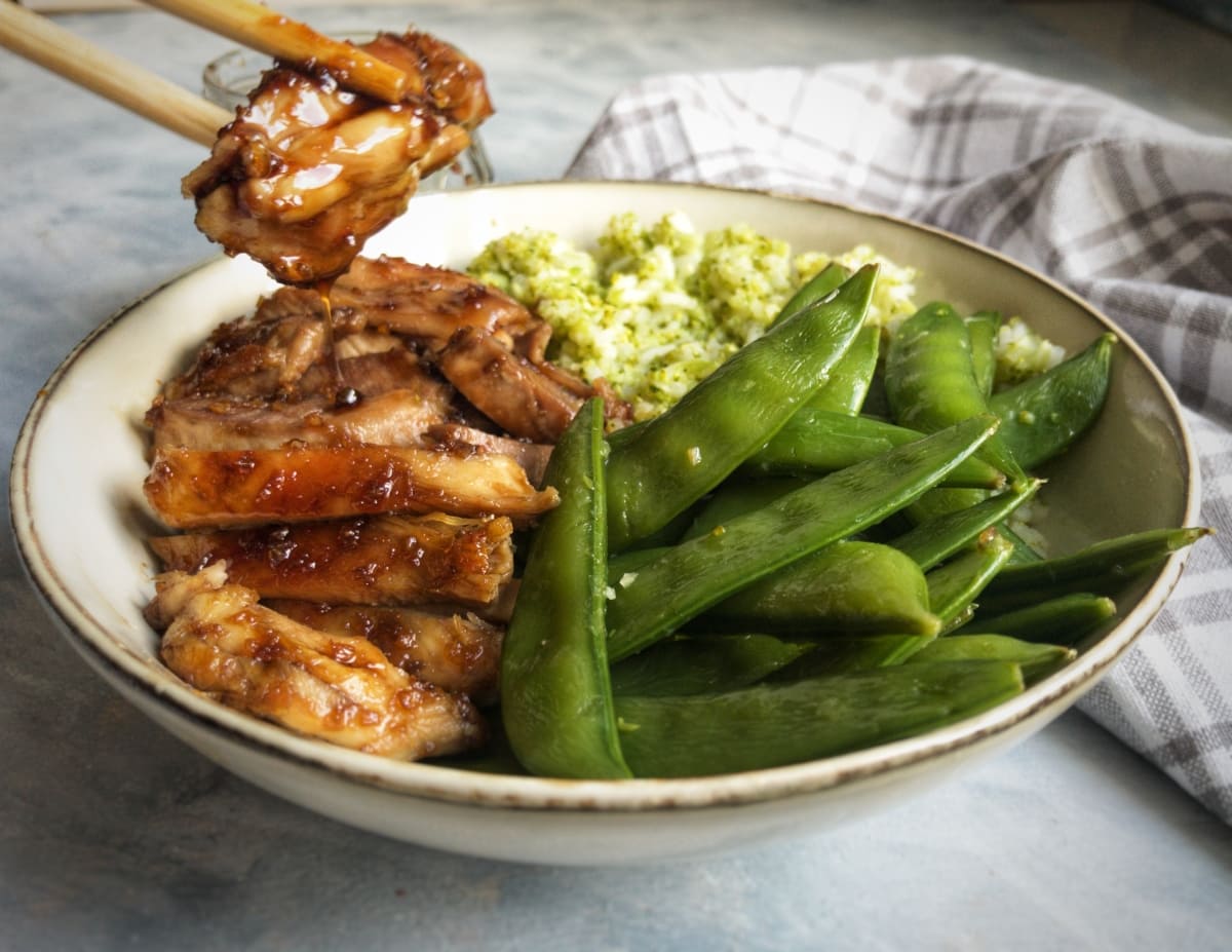 kurczak teriyaki z ryżem z brokułami