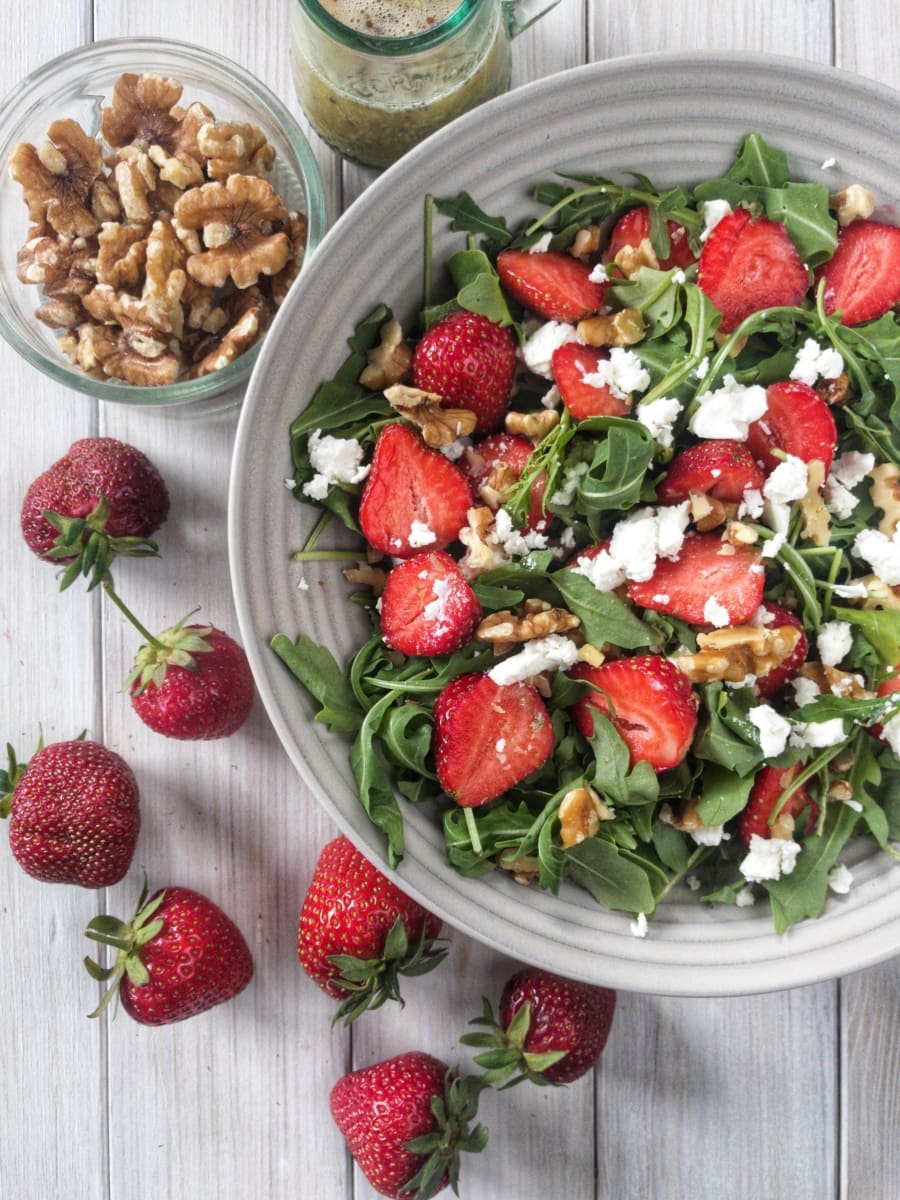 sałatka z truskawek i rukoli