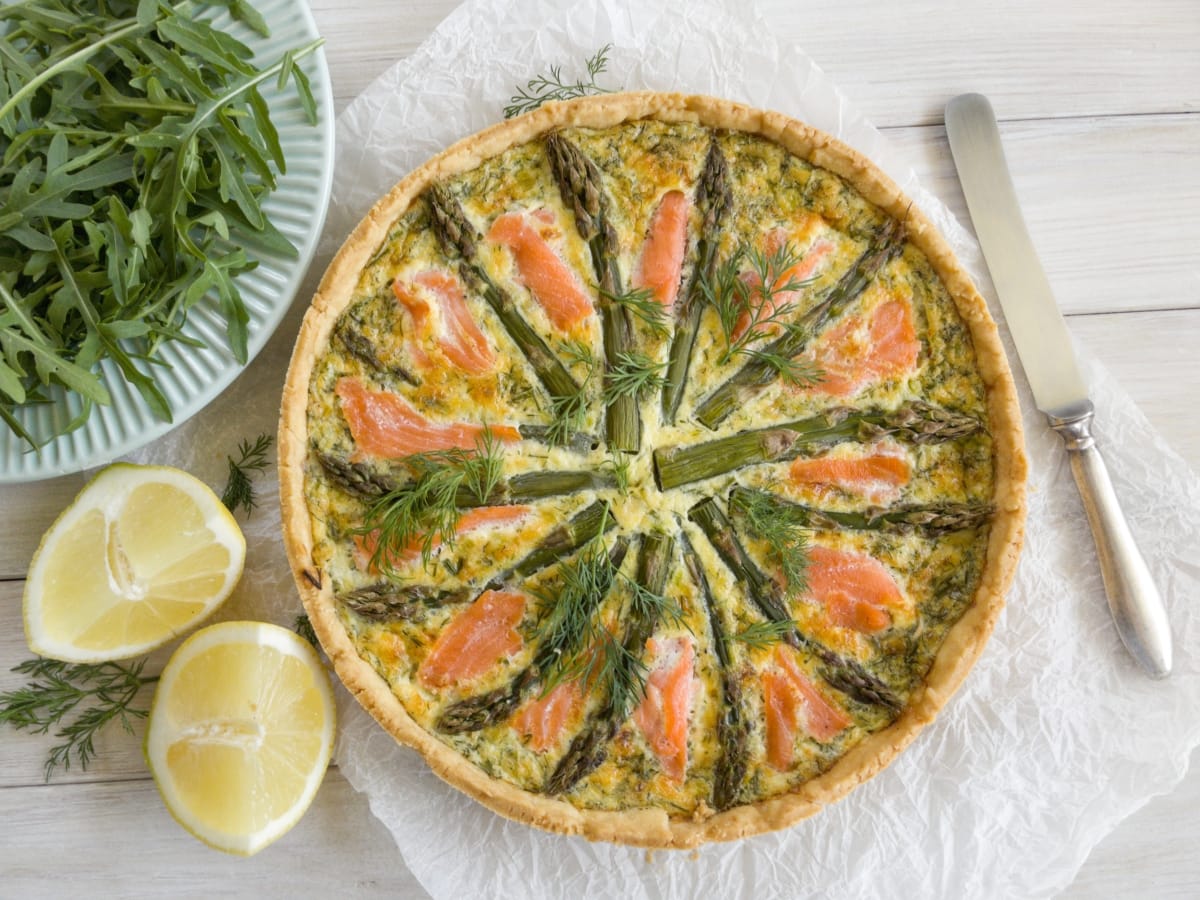 tarta ze szparagami i wędzonym łososiem