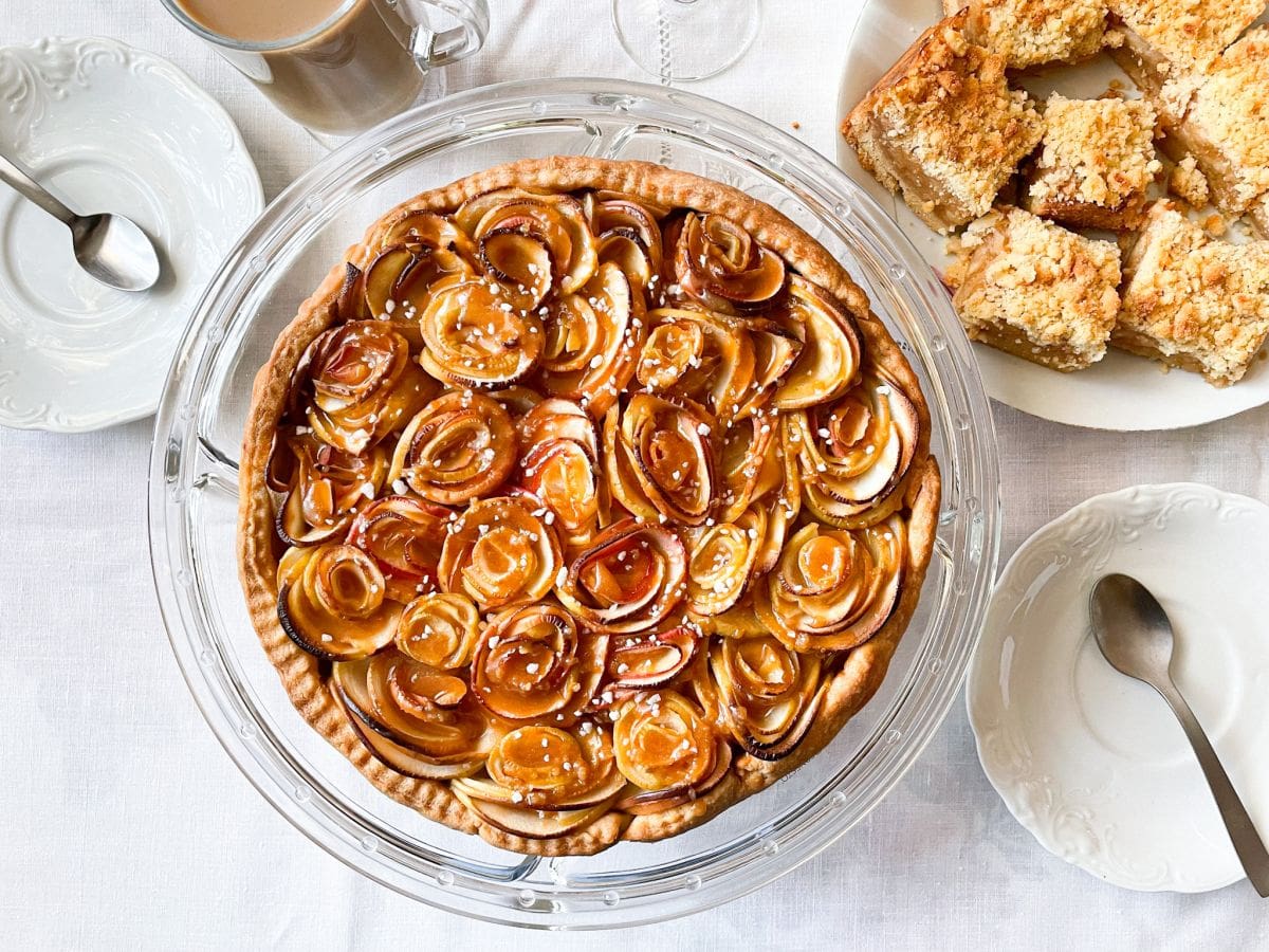 tarta z jabłkami i słonym karmelem