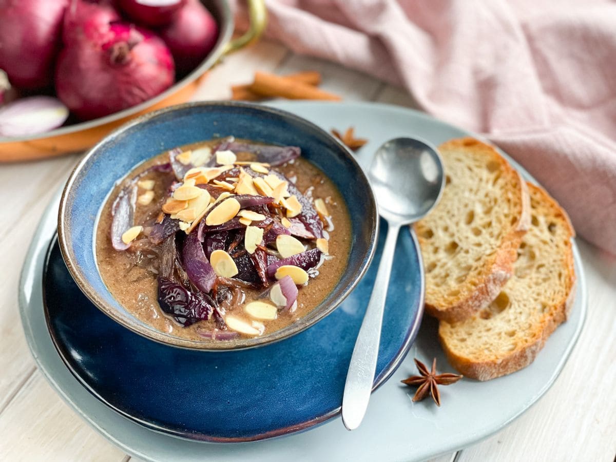 zupa z czerwonej cebuli