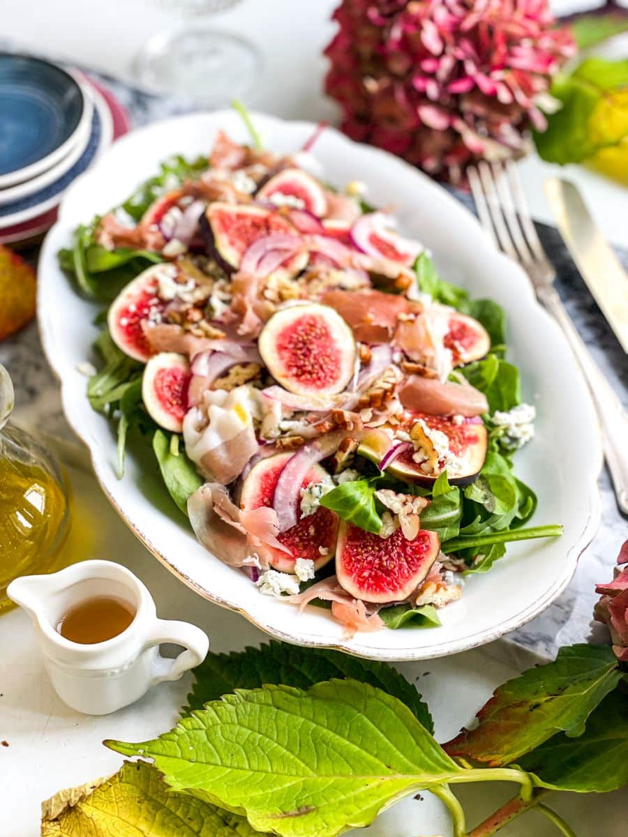 sałatka z figami i szynką
