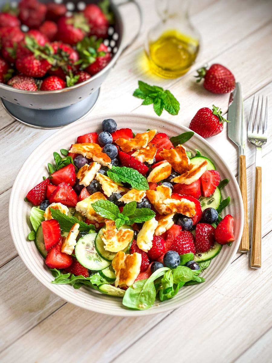 sałatka z truskawek i halloumi 2