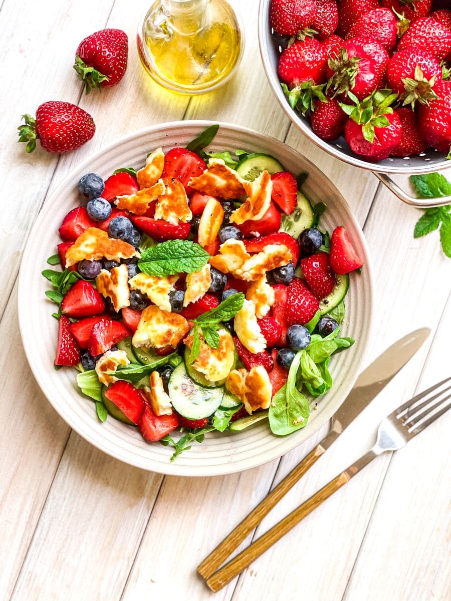 sałatka z truskawek i halloumi 3