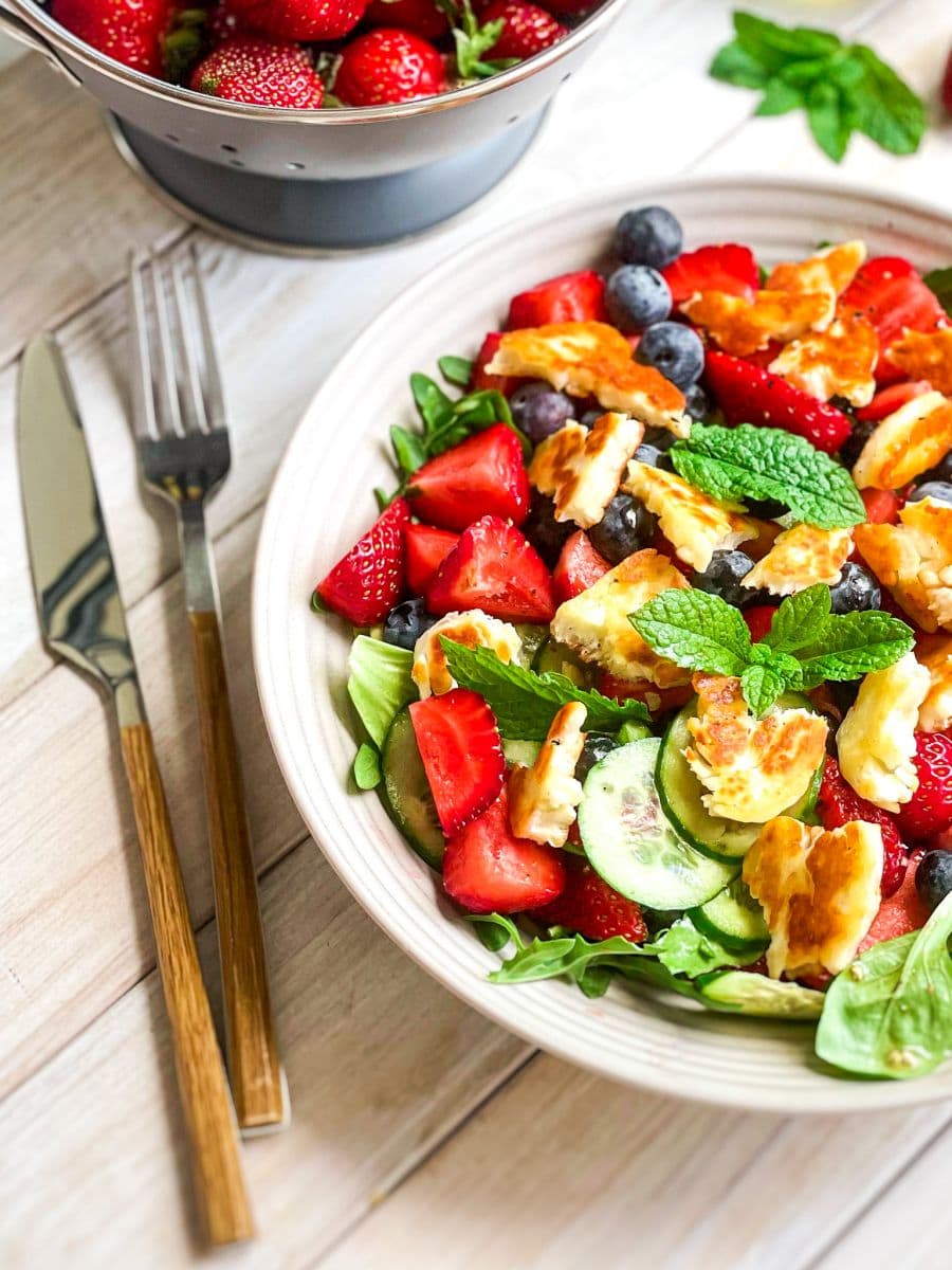 sałatka z truskawek i halloumi