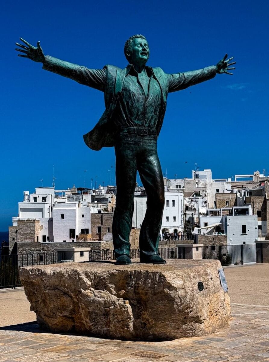 apulia - pomnik Domenico Modugno