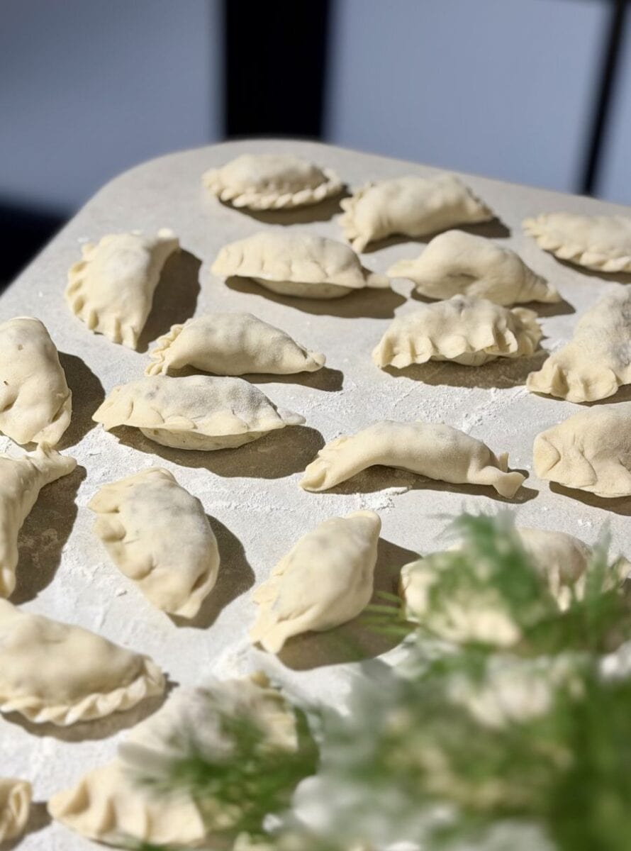 pierogi z szarpaną kaczką - lepienie